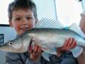Enfant tenant un poisson