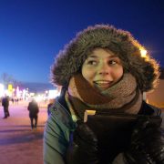 Gros plan sur le visage d'une jeune fille par une froide journée d'hiver à Winnipeg, avec une capuche et une écharpe en fourrure.