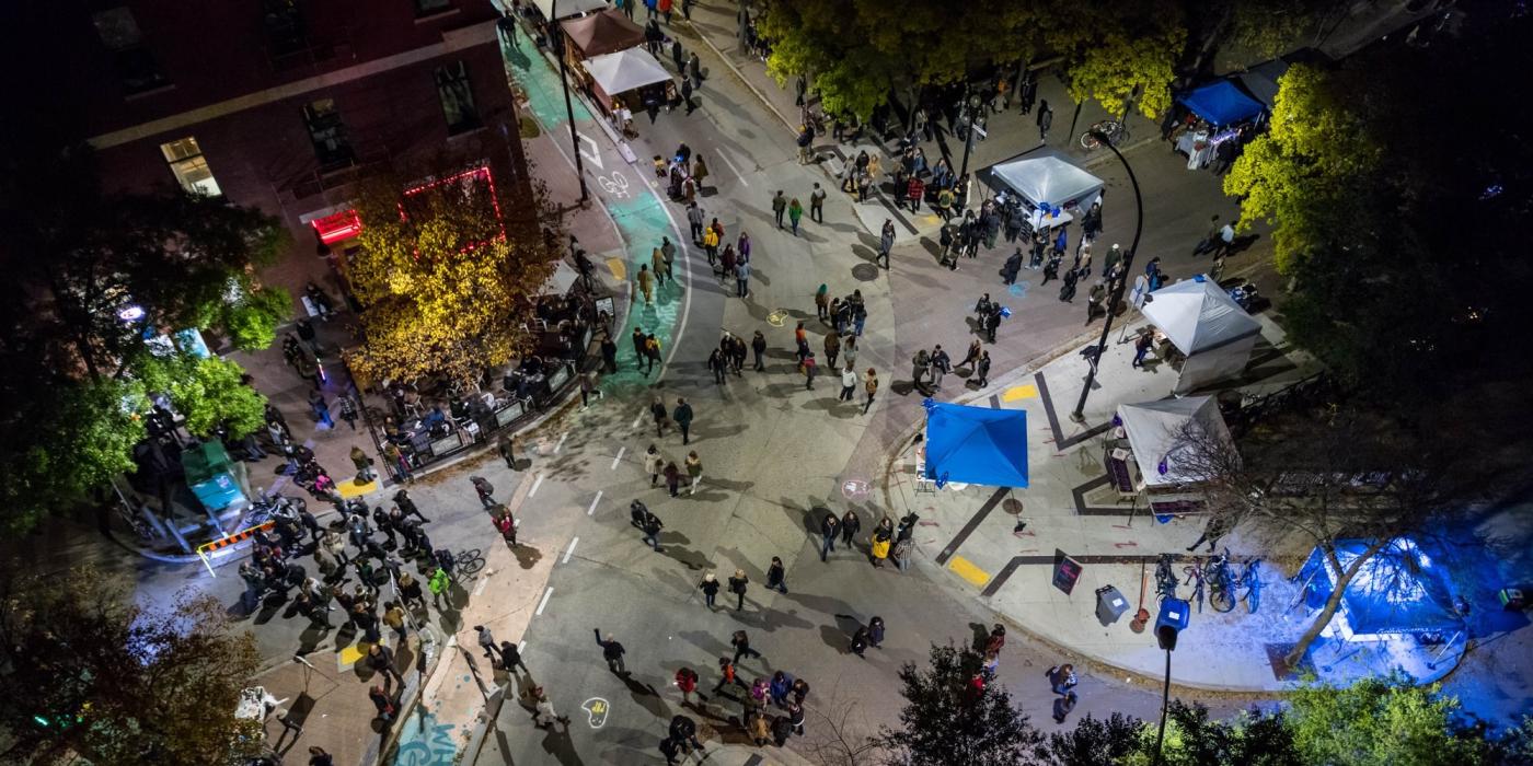 Des foules vues du ciel dans les rues du quartier de la Bourse de Winnipeg à l'occasion de la Nuit Blanche.