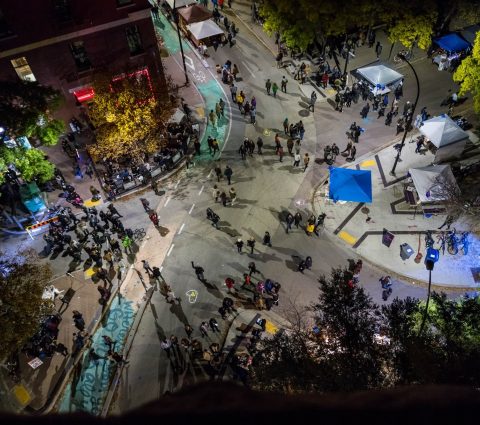 Des foules vues du ciel dans les rues du quartier de la Bourse de Winnipeg à l'occasion de la Nuit Blanche.
