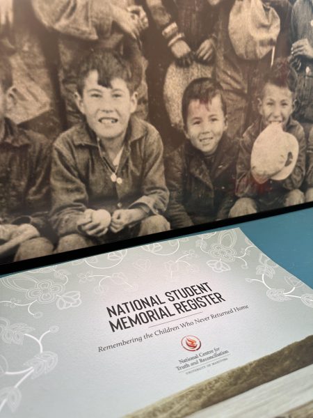 Inscription au Mémorial national des étudiants, une initiative solennelle qui honore l'héritage des étudiants touchés par l'éducation historique.
