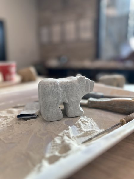 Un ours polaire majestueux, une création étonnante de Spence's Custom Carving, qui capture l'essence de la nature sauvage de l'Arctique.