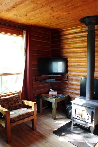 Bakers Narrows Lodge : La chaleur douillette d'un feu de bois crépitant ajoute du charme aux soirées au bord du lac dans la nature sauvage du Manitoba.