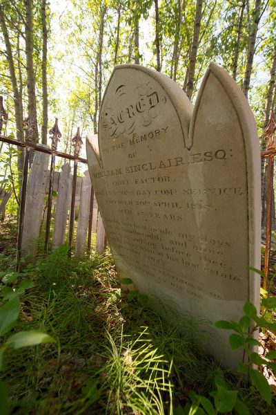 Pierre tombale historique à la mémoire de William Sinclair Esq. dans un cadre naturel et serein.