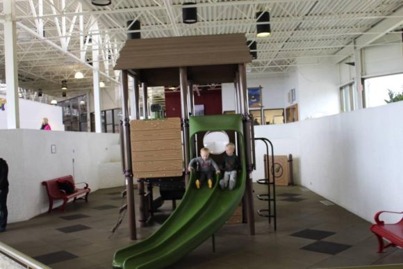 L'aire de jeux intérieure pour enfants de Churchill comprend des structures de jeux colorées et un toboggan, créant ainsi un environnement amusant et engageant.