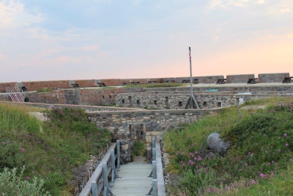Intérieur du fort Prince-de-Galles avec ses murs de pierre et son architecture historique à Churchill, Manitoba.