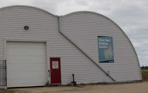 Le centre de détention d'ours polaires de Churchill, qui comprend des enclos sécurisés pour la gestion sûre des ours polaires dans la région.