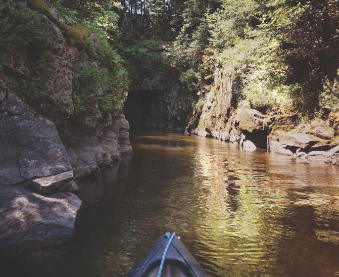 Canoë-kayak dans les tunnels du lac Caddy.