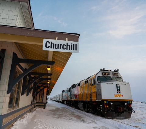 Train Via Rail en attente à la gare de Churchill en hiver