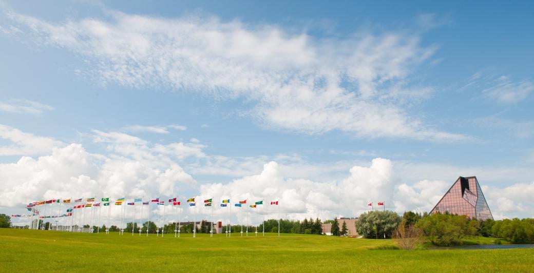 Monnaie royale canadienne avec des drapeaux internationaux devant le bâtiment
