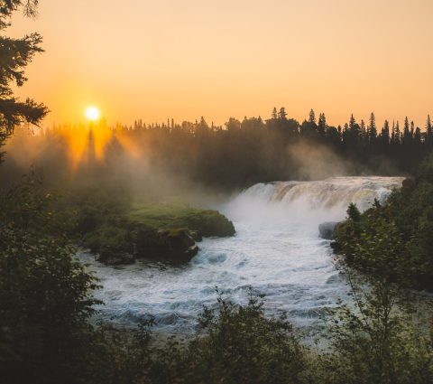 Brume s'élevant au-dessus des chutes de Pisew au coucher du soleil.
