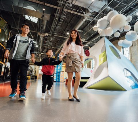 Couple se promenant dans un musée avec leur enfant tenant sa main au Manitoba ca