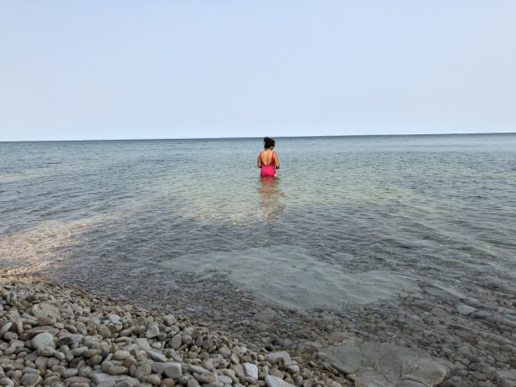 Fille en maillot de bain dans le lac Clearwater