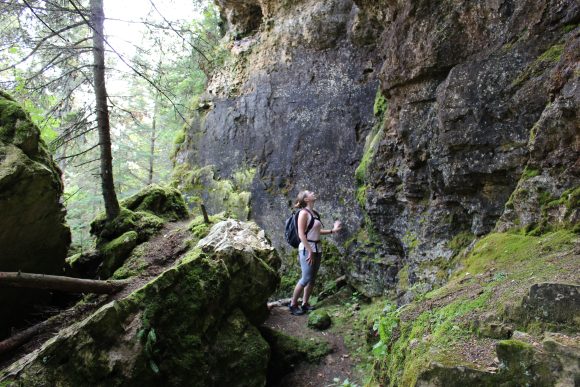 Femme observant les falaises sur un sentier de randonnée dans les grottes du lac Clearwater.