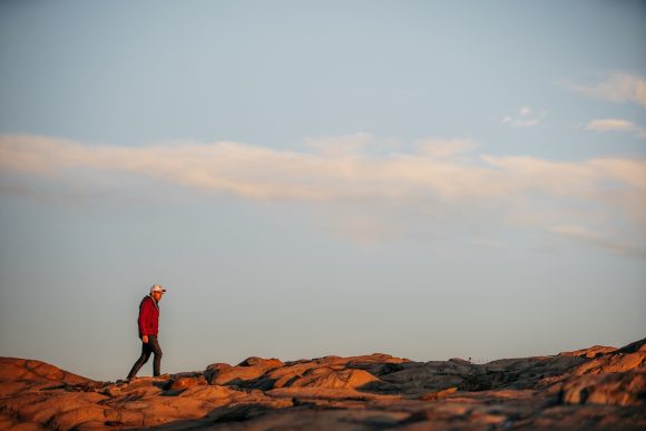 Personne marchant le long d'un horizon rocheux à Flin Flon