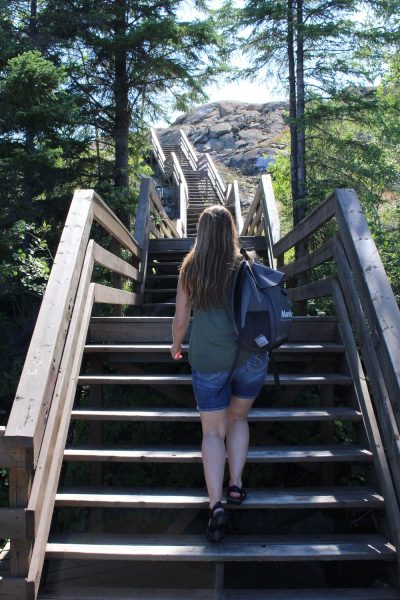 Personne montant un escalier le long de la promenade Flinty's Boardwalk à Flin Flon.