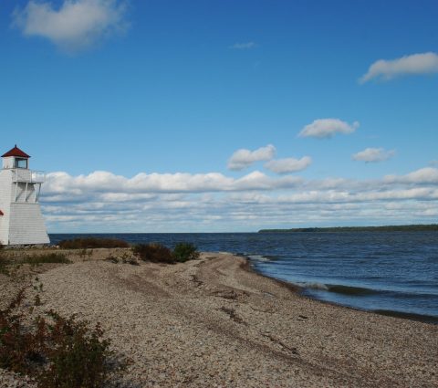 Un phare blanc, carré et solitaire sur la pointe d'Hecla.