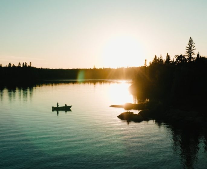 bateau de pêche dans le parc provincial de Nopaming