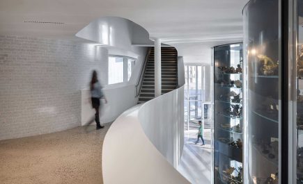 Intérieur de Qaumajuq, le centre d'art inuit de la Winnipeg Art Gallery, pris depuis le niveau supérieur.