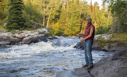 Expérience de pêche inoubliable au Shining Falls Lodge dans le Manitoba, entouré d'une nature vierge et de prises abondantes.