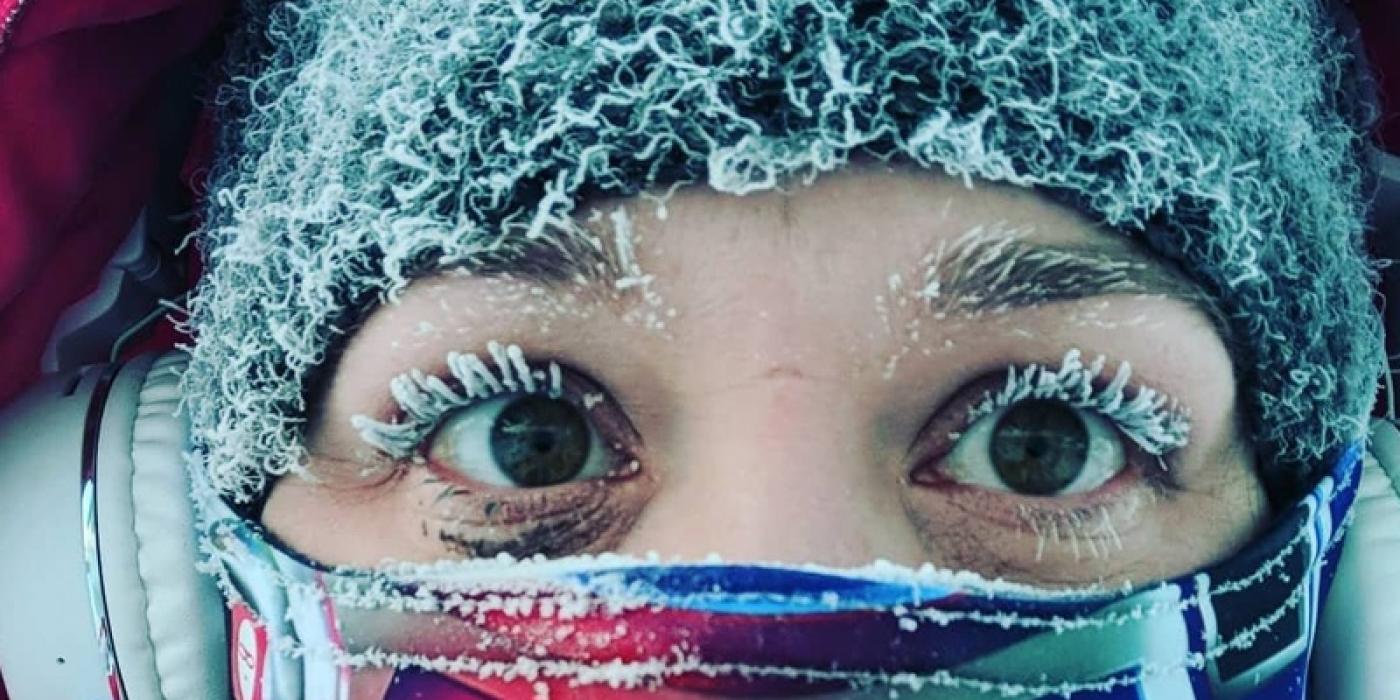 Gros plan sur des cils couverts de givre, également connu sous le nom de mascara du Manitoba.