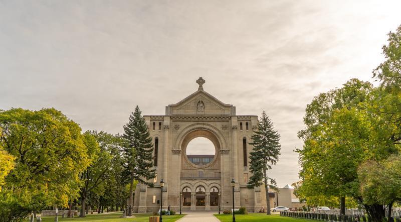 La cathédrale Saint-Boniface entourée d'arbres verts.