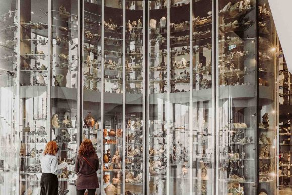 Deux personnes visitant la voûte visible de l'art inuit à Qaumajuq.